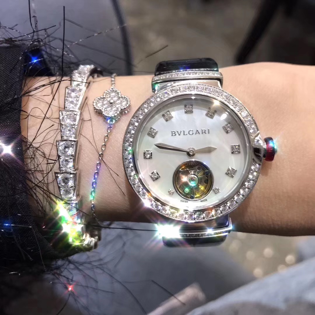 Bvlgari 宝格丽LVCEA系列腕表以简约大方的外形备受现代女性青睐。表盘尺寸宽33mm，厚12mm