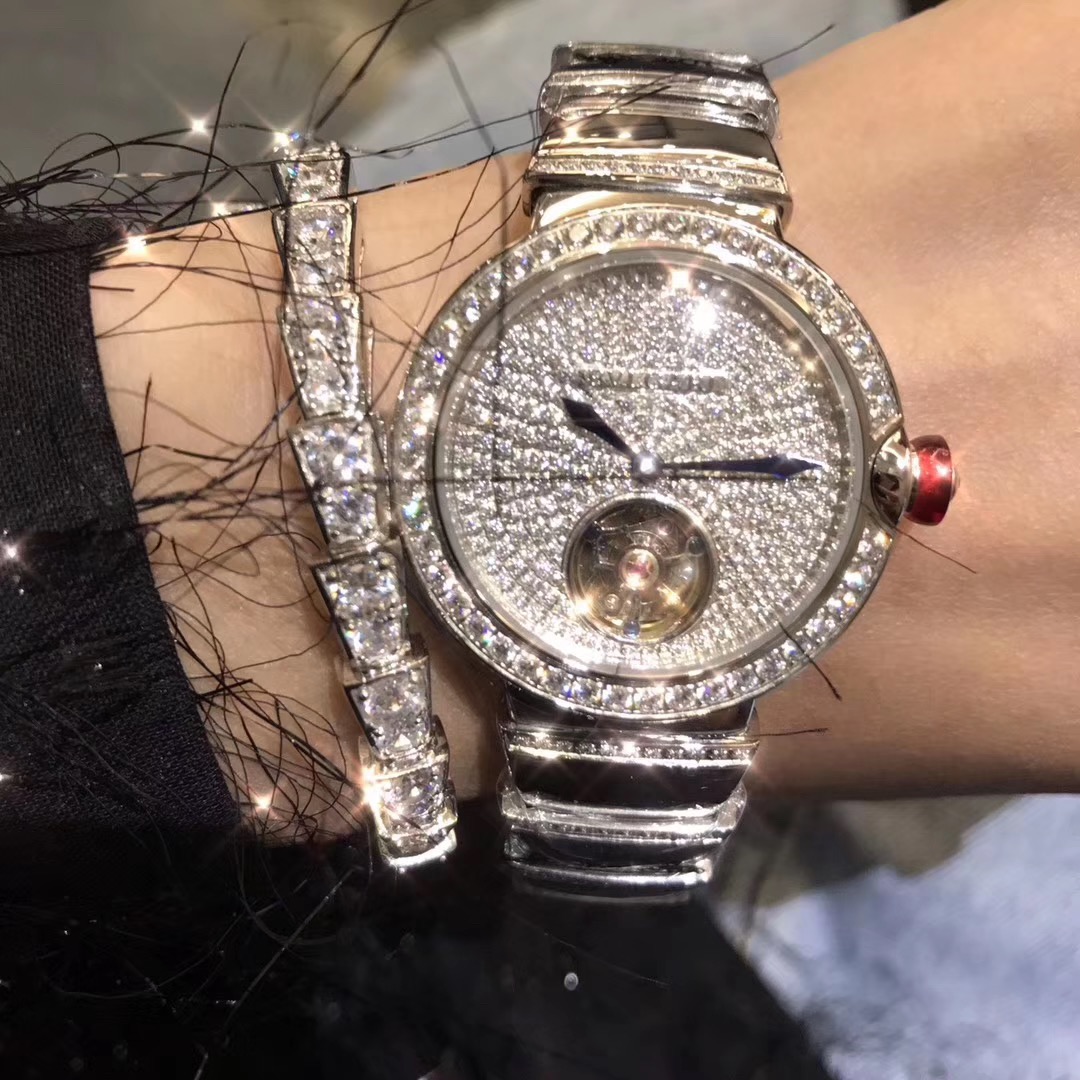Bvlgari 宝格丽LVCEA系列腕表以简约大方的外形备受现代女性青睐。表盘尺寸宽33mm，厚12mm