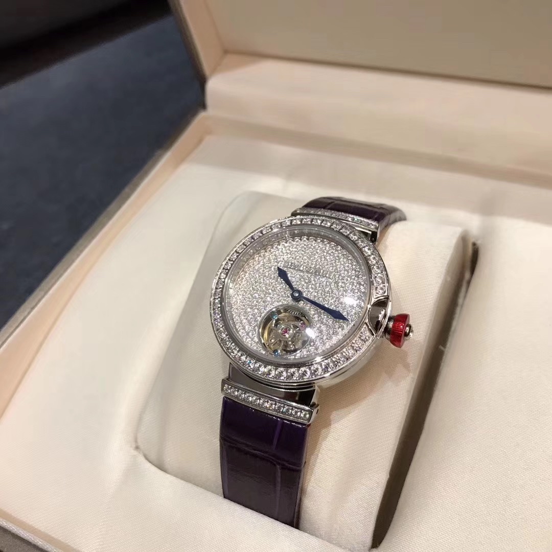 Bvlgari 宝格丽LVCEA系列腕表以简约大方的外形备受现代女性青睐。表盘尺寸宽33mm，厚12mm