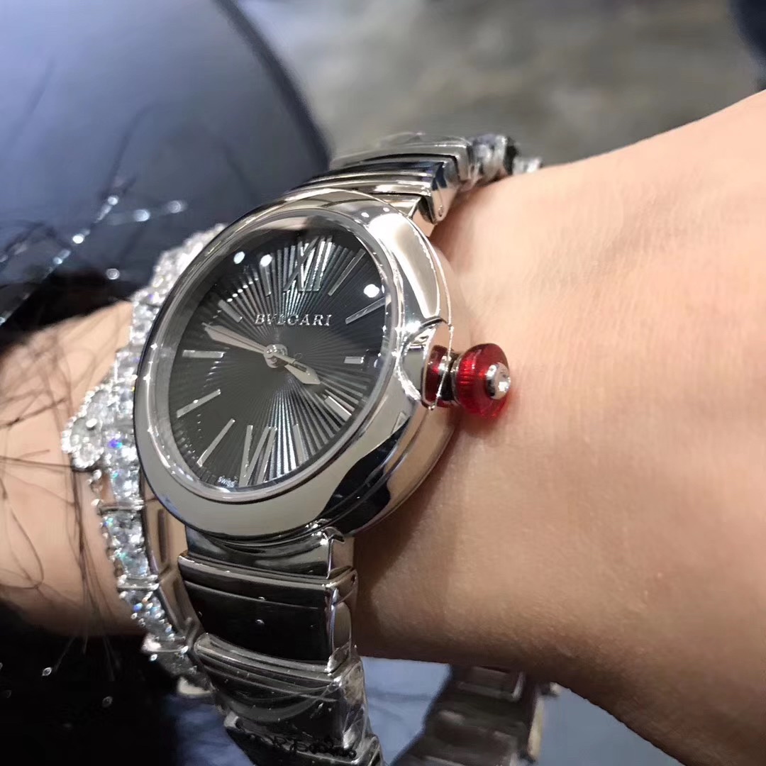 Bvlgari 宝格丽LVCEA系列腕表以简约大方的外形备受现代女性青睐。表盘尺寸宽33mm，厚12mm
