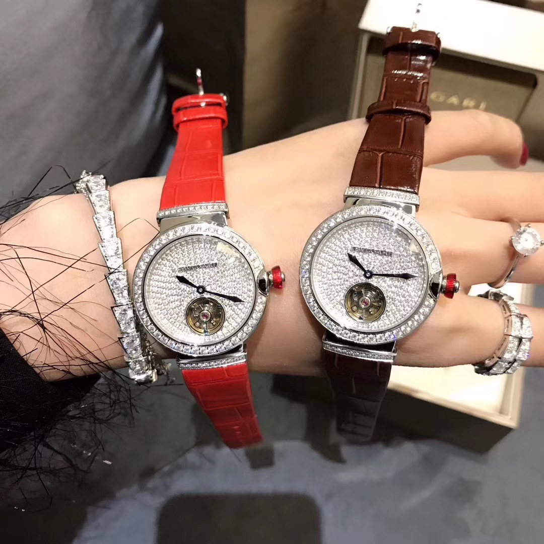 Bvlgari 宝格丽LVCEA系列腕表以简约大方的外形备受现代女性青睐。表盘尺寸宽33mm，厚12mm