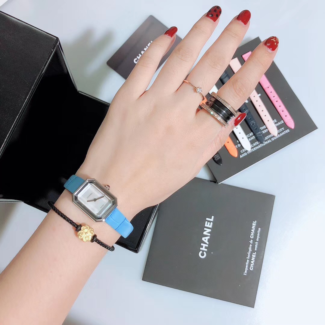 Chanel 香奈儿 最新款 小号 PREMIÈRE 腕表的八角形轮廓与巴黎芳登广场的形状如出一辙
