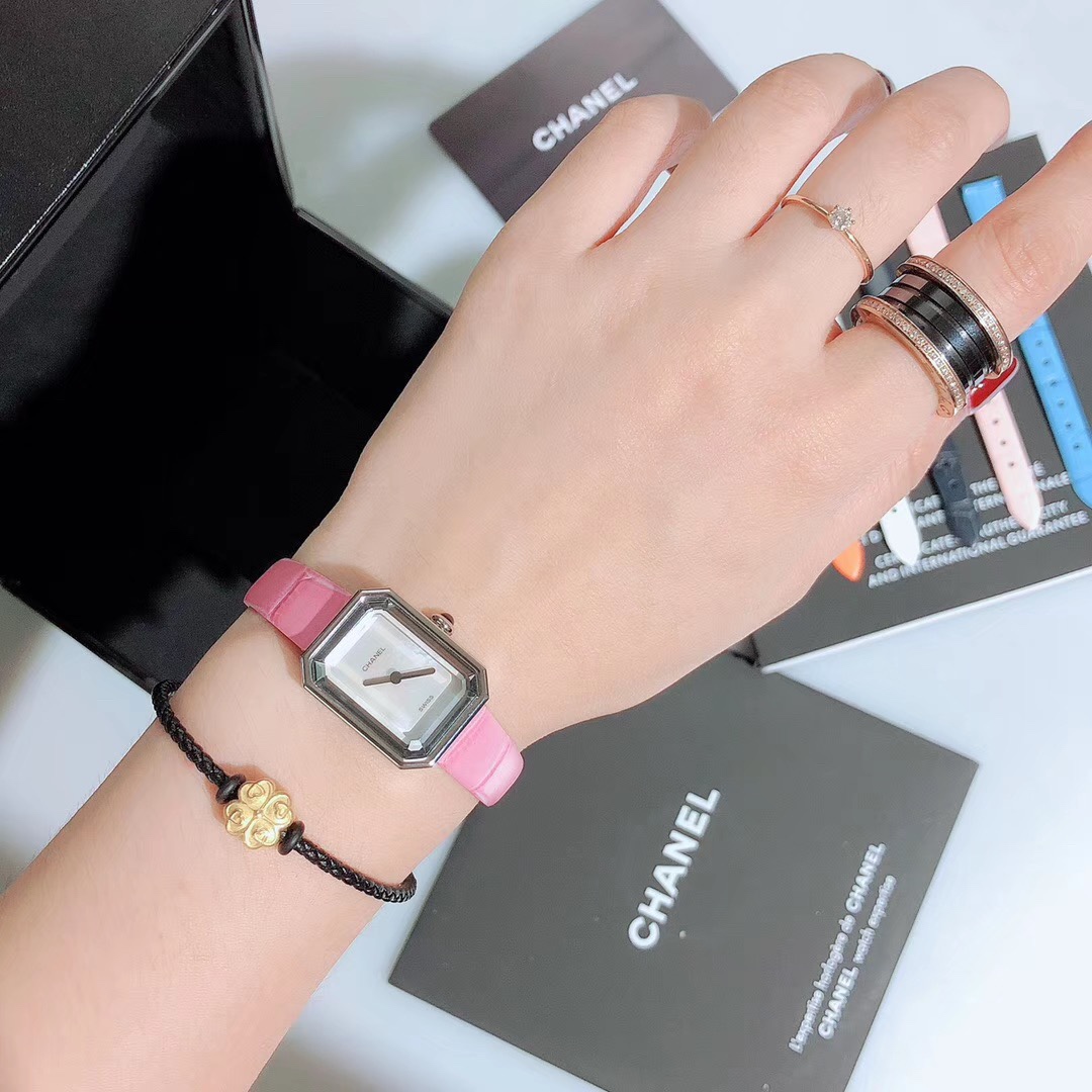 Chanel 香奈儿 最新款 小号 PREMIÈRE 腕表的八角形轮廓与巴黎芳登广场的形状如出一辙