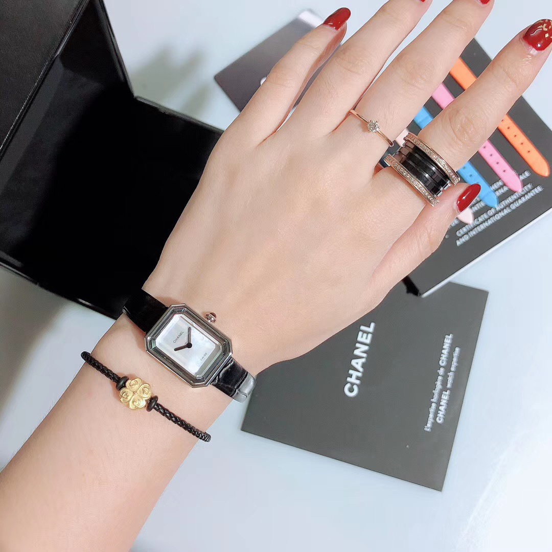 Chanel 香奈儿 最新款 小号 PREMIÈRE 腕表的八角形轮廓与巴黎芳登广场的形状如出一辙