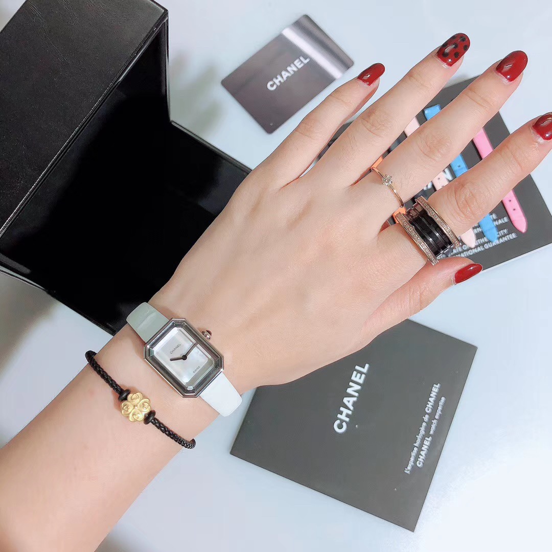 Chanel 香奈儿 最新款 小号 PREMIÈRE 腕表的八角形轮廓与巴黎芳登广场的形状如出一辙