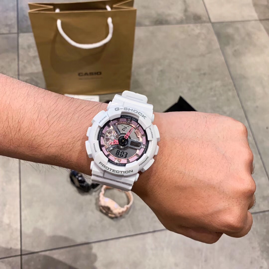 “Casio G-SHOCKGA: Fashionable Unisex Sports Watch in Black Gold and White” - 图片 4