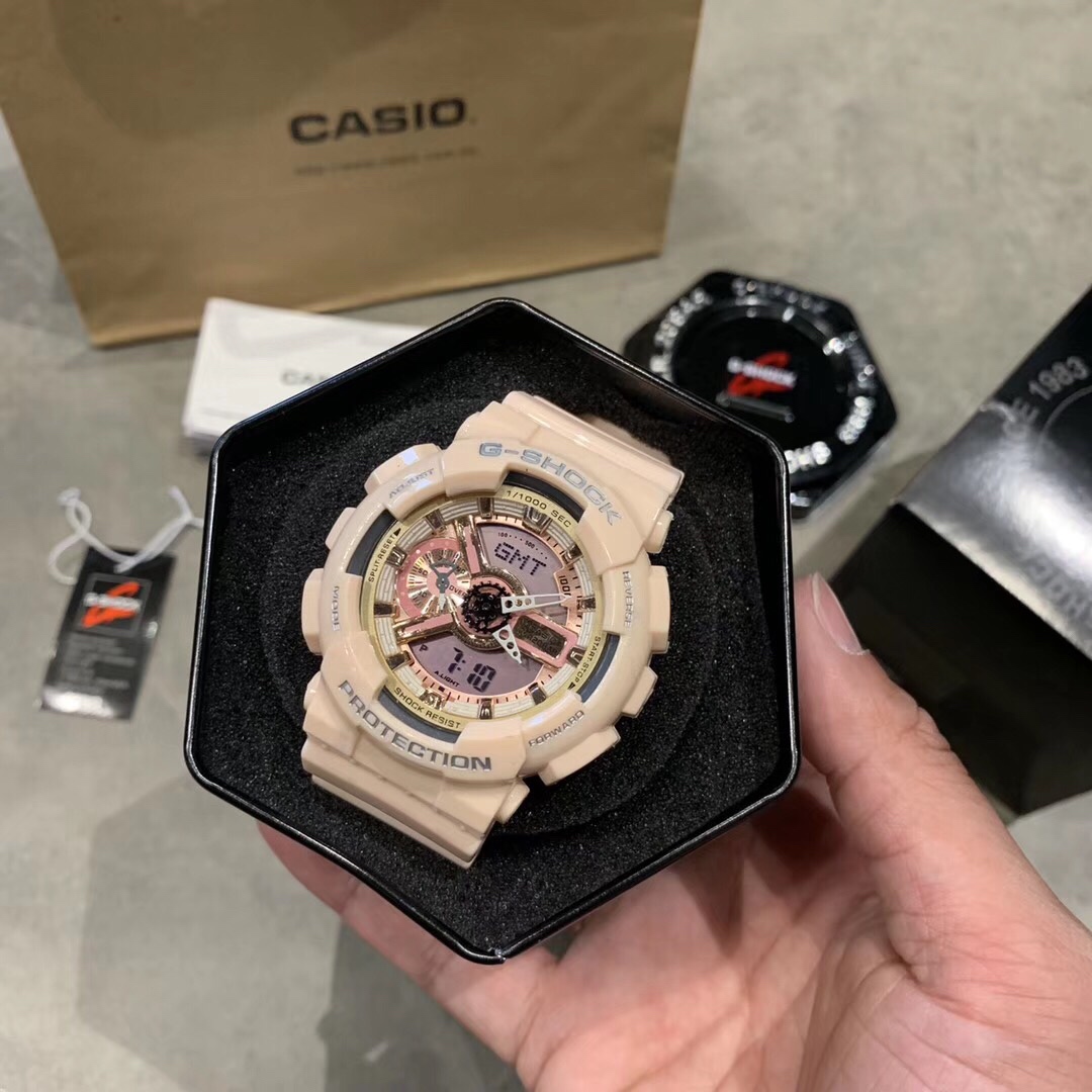 “Casio G-SHOCKGA: Fashionable Unisex Sports Watch in Black Gold and White” - 图片 2
