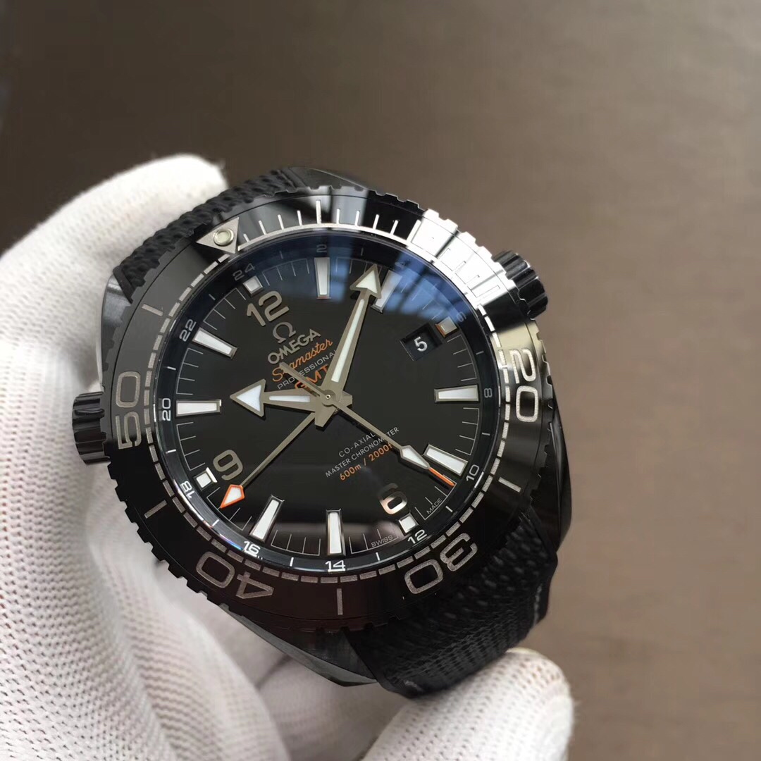 全黑陶瓷海洋宇宙600米 “深海之黑”一体8906机芯腕表