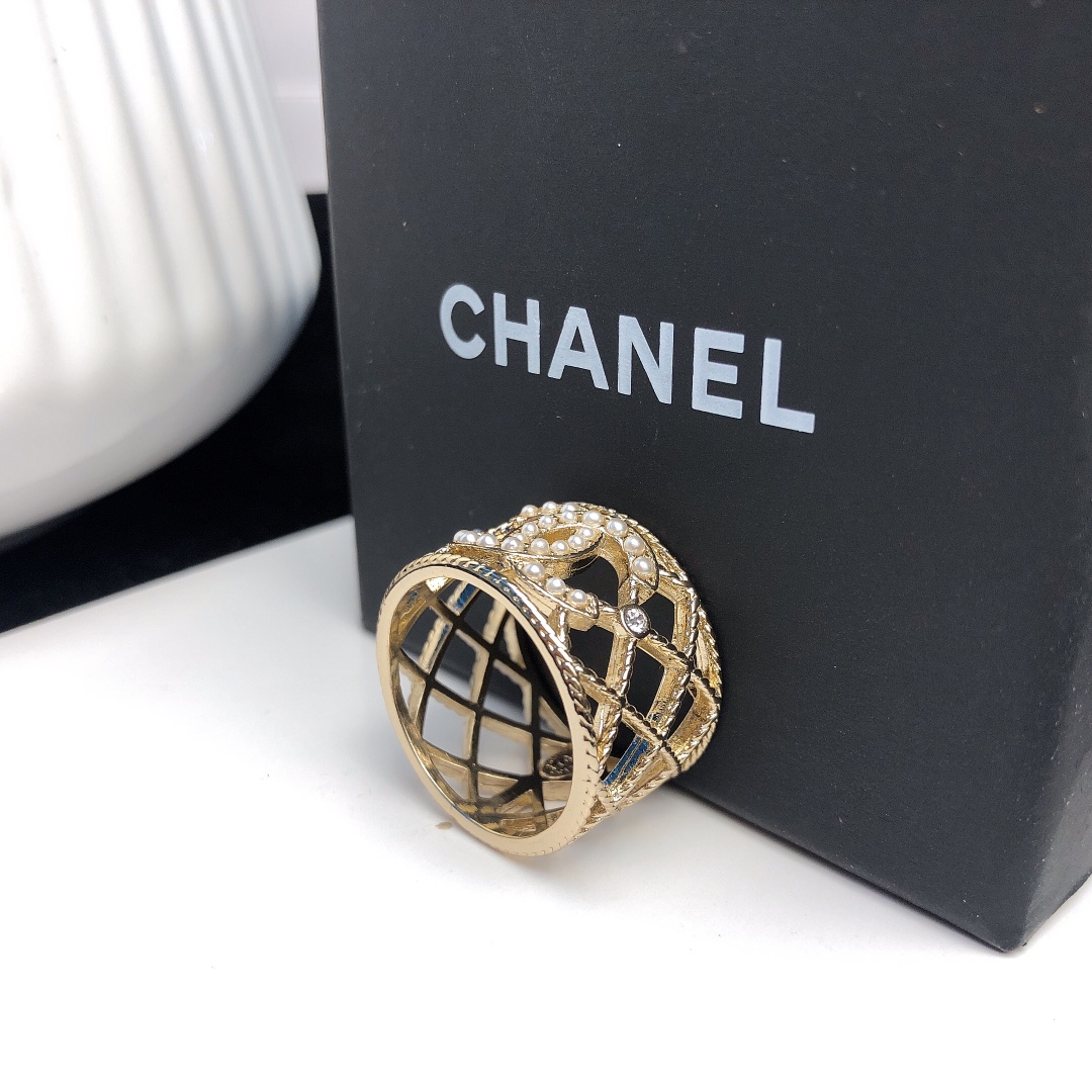 Chanel香奈儿戒指 镂空网格戒指 简约百搭款新版本超美跟正品一样制作美丽的东西不需要华丽的背景随便拍拍就超美 明星网红同款 单独7码可选 包哥哥