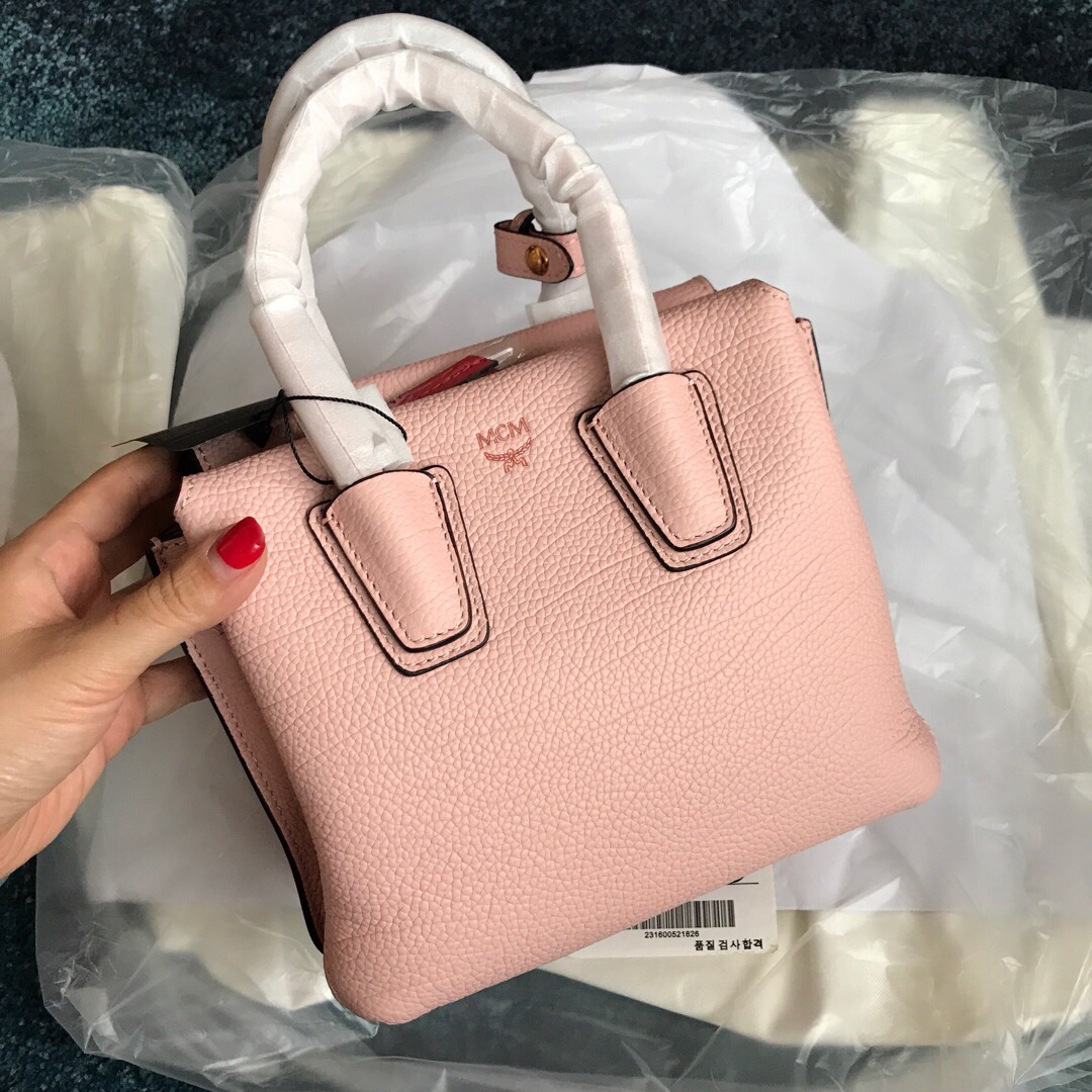 Top quality goods 💐【Top original single highest version】Real shot of 18款milla small size can be single shoulder slanted cross handbag. Exclusively using counter version imported top layer cowhide 🌟 cowhide is soft and textured, 🌟 exclusively using counter version YKK matte corn large tooth zipper high-end and easy to pull, exquisite hand-sewn stitching, perfect three-dimensional bag shape! Small size 19*17*13cm 580 Medium size 31*23.5*14cm 630 image 1