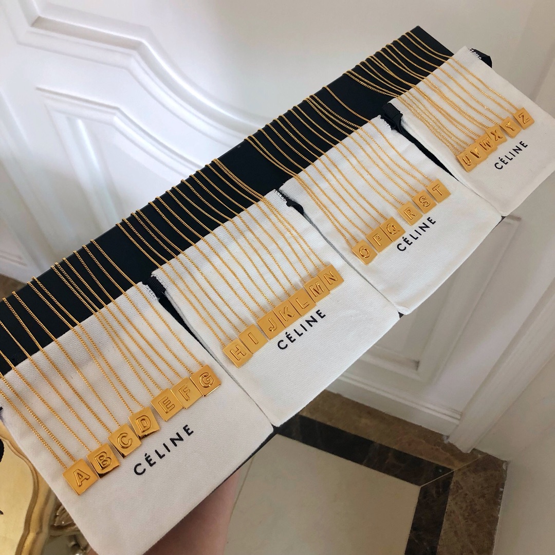 NO:101233,Celine Gold Square Letter Necklace Complete with 26 letters!  Almost every style of clothing can be matched!  It is recommended to use two pieces, one long and one short, and the chain can be adjusted!  The latest buttons are specially customized, and the letters have a strong three-dimensional feeling on the squares!  Zp is so small!  Original brass material, high-end customization!  ,celine,celine,celine,necklace19860909Celine 赛琳 金方块字母项链 26个字母齐全！几乎每一种风格的衣服都可以搭！建议两枚入手一长一短搭配,链子可调节！特别定制最新扣子,字母在方块上有强烈立体感！Zp好小几千！原版黄铜材质,高级定制！,塞琳,celine,celine,necklace,Jewelry