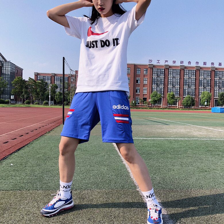 75 Adidas 官网款男女五分短裤！ 男女上身超级好看！百搭的款式！ 两侧拼条加上字母印花、让经典不变单调无趣！夏季必入款！非常推荐！