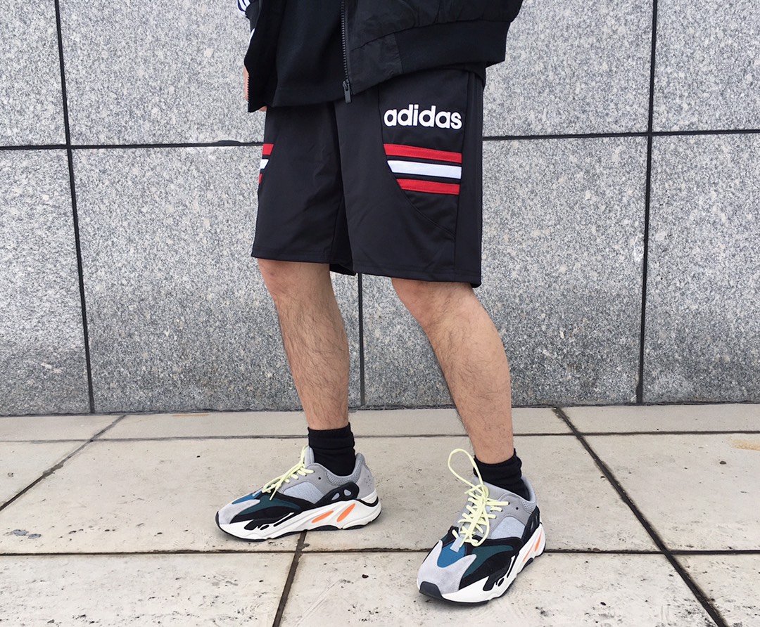 75 Adidas 官网款男女五分短裤！ 男女上身超级好看！百搭的款式！ 两侧拼条加上字母印花、让经典不变单调无趣！夏季必入款！非常推荐！