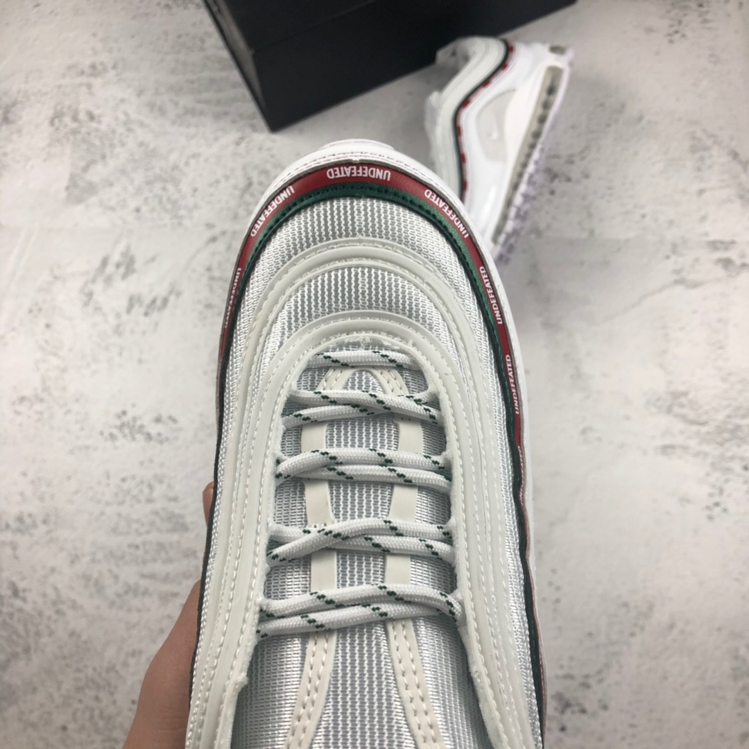 130。NIKE AIR MAX 97子弹 3M反光复古全掌气垫跑步鞋 货号：884421 001#细节刺绣、气垫回弹、3M反光、原厂公司中底拉帮码数：36 36.5 37.5 38 38.5 39 40 40.5 41 42 42.5 43 44 44.5 45
