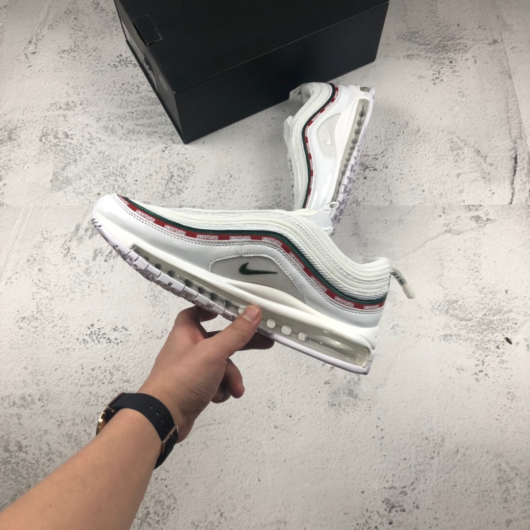 130。NIKE AIR MAX 97子弹 3M反光复古全掌气垫跑步鞋 货号：884421 001#细节刺绣、气垫回弹、3M反光、原厂公司中底拉帮码数：36 36.5 37.5 38 38.5 39 40 40.5 41 42 42.5 43 44 44.5 45