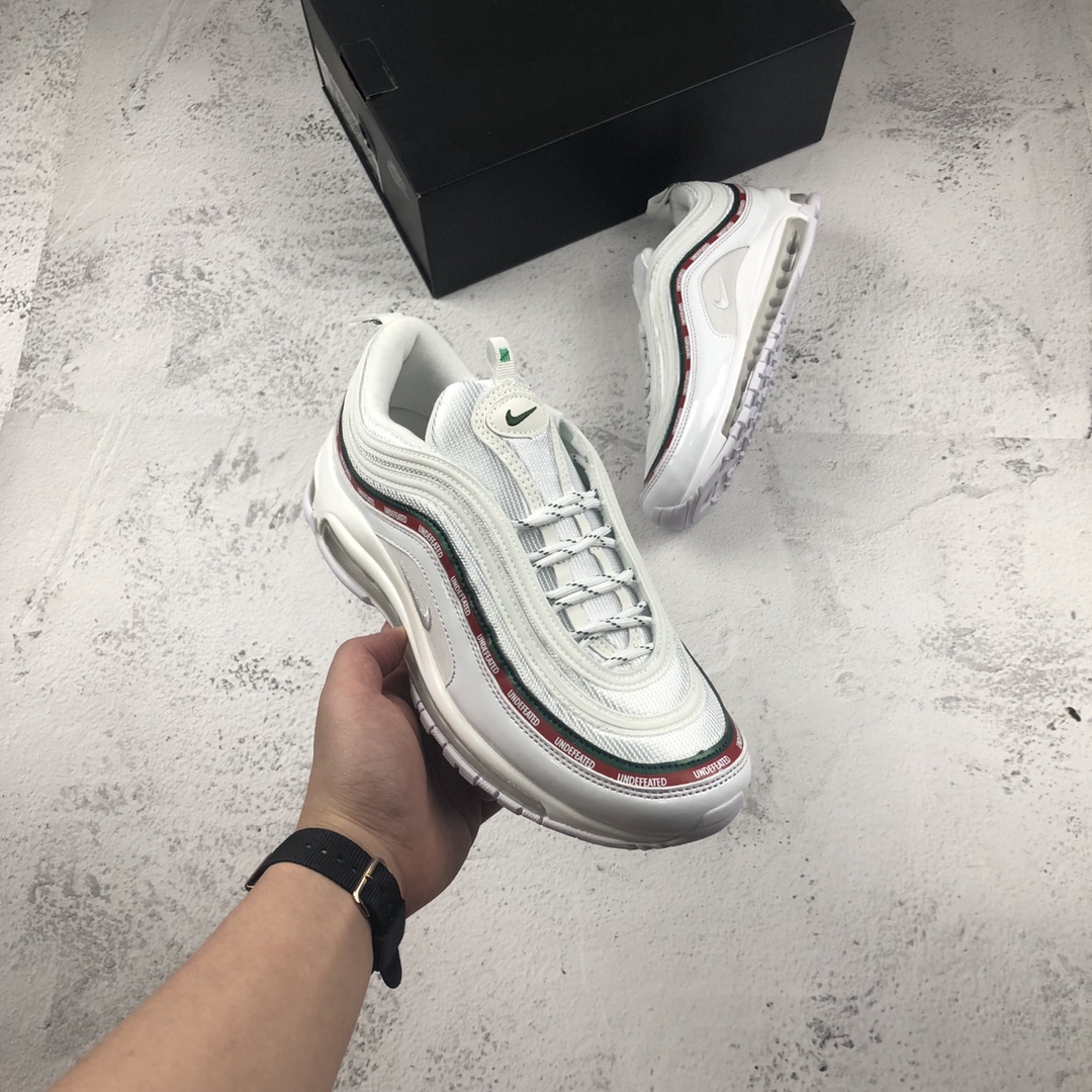 130。NIKE AIR MAX 97子弹 3M反光复古全掌气垫跑步鞋 货号：884421 001#细节刺绣、气垫回弹、3M反光、原厂公司中底拉帮码数：36 36.5 37.5 38 38.5 39 40 40.5 41 42 42.5 43 44 44.5 45
