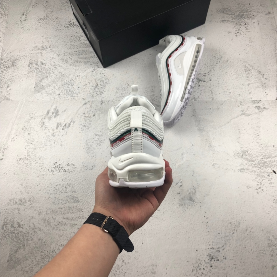 130。NIKE AIR MAX 97子弹 3M反光复古全掌气垫跑步鞋 货号：884421 001#细节刺绣、气垫回弹、3M反光、原厂公司中底拉帮码数：36 36.5 37.5 38 38.5 39 40 40.5 41 42 42.5 43 44 44.5 45