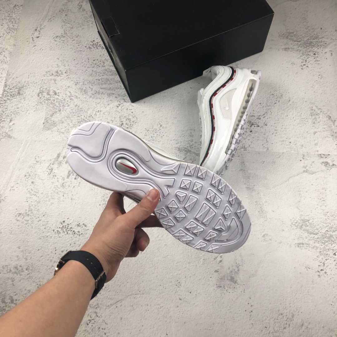 130。NIKE AIR MAX 97子弹 3M反光复古全掌气垫跑步鞋 货号：884421 001#细节刺绣、气垫回弹、3M反光、原厂公司中底拉帮码数：36 36.5 37.5 38 38.5 39 40 40.5 41 42 42.5 43 44 44.5 45