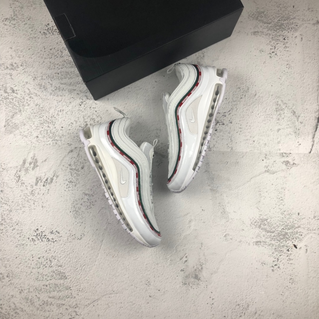 130。NIKE AIR MAX 97子弹 3M反光复古全掌气垫跑步鞋 货号：884421 001#细节刺绣、气垫回弹、3M反光、原厂公司中底拉帮码数：36 36.5 37.5 38 38.5 39 40 40.5 41 42 42.5 43 44 44.5 45