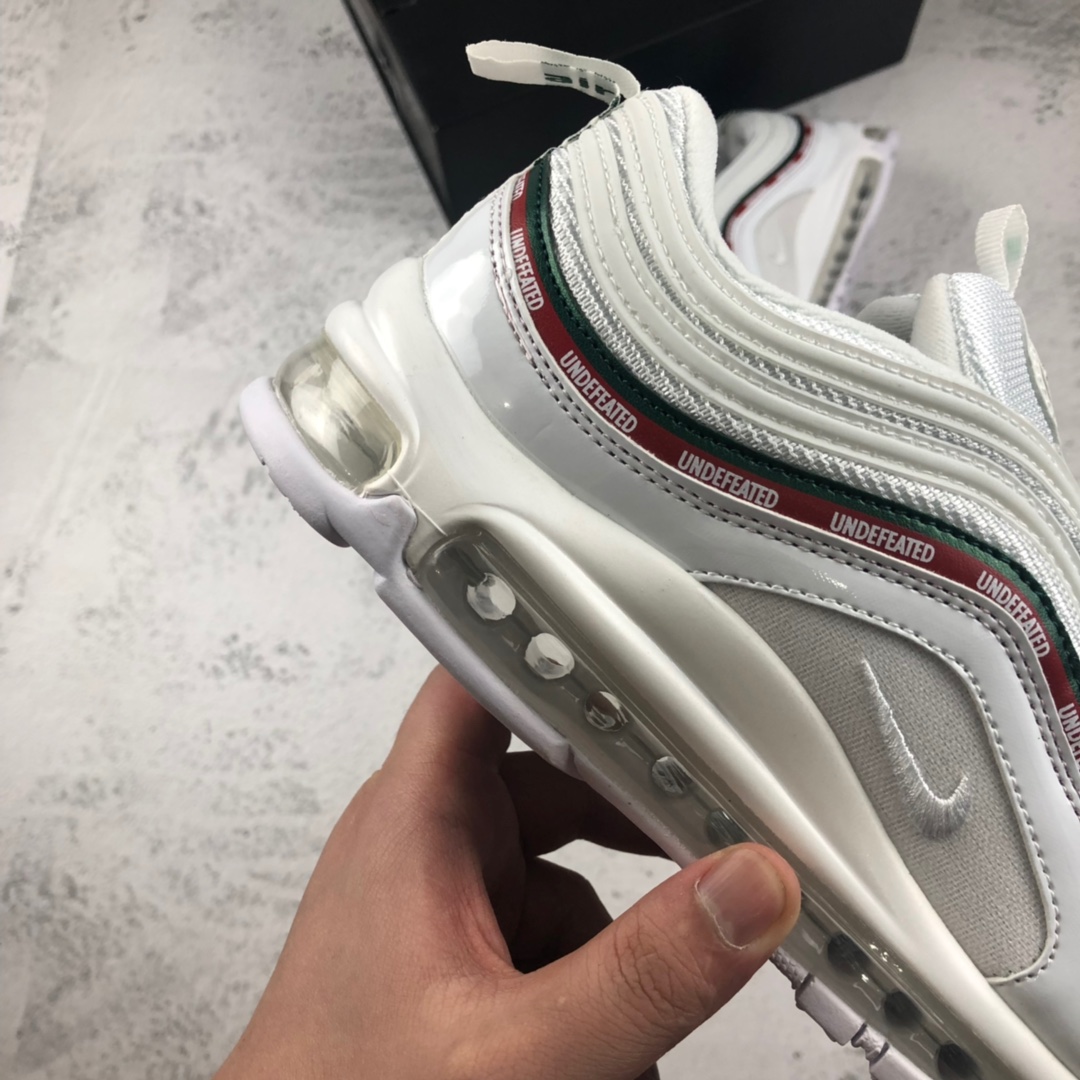 130。NIKE AIR MAX 97子弹 3M反光复古全掌气垫跑步鞋 货号：884421 001#细节刺绣、气垫回弹、3M反光、原厂公司中底拉帮码数：36 36.5 37.5 38 38.5 39 40 40.5 41 42 42.5 43 44 44.5 45