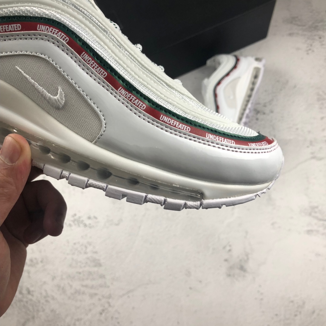 130。NIKE AIR MAX 97子弹 3M反光复古全掌气垫跑步鞋 货号：884421 001#细节刺绣、气垫回弹、3M反光、原厂公司中底拉帮码数：36 36.5 37.5 38 38.5 39 40 40.5 41 42 42.5 43 44 44.5 45