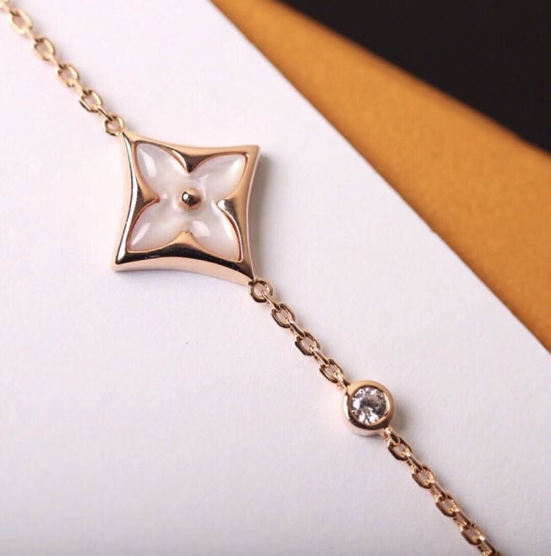NO:361416,lv precision version classic, four-leaf clover, presbyterian white shell bracelet | necklace, classic flower-shaped totem paired with crystal clear mother-of-pearl, full of temperament, a design that coexists with fashion and femininity, the plate shape is well grasped, and the white shell of each piece of precision grinding stone is closely fitted, integrated and very exquisite!  Also pay attention to the shape of the white shell. The concave and convexity are delicate and full. The three-dimensional feeling is also very good when worn. Lv necklace Lv bracelet, louis vuitton, necklace, bracelet19860909lv精工版经典 四叶草 老花白贝手链 | 项链 经典的花形图腾搭配上晶莹剔透的珍珠母贝 流光溢彩 气质十足 时尚与女人味并存的设计 版形拿捏到位 每片精工磨石的白贝母密切贴合 浑然一体 非常精致哦！另外注意白贝的形状 凹凸有致玲珑饱满 佩戴起来立体感也是很好的,Lv项链Lv手链,louis vuitton,necklace,bracelet,Jewelry
