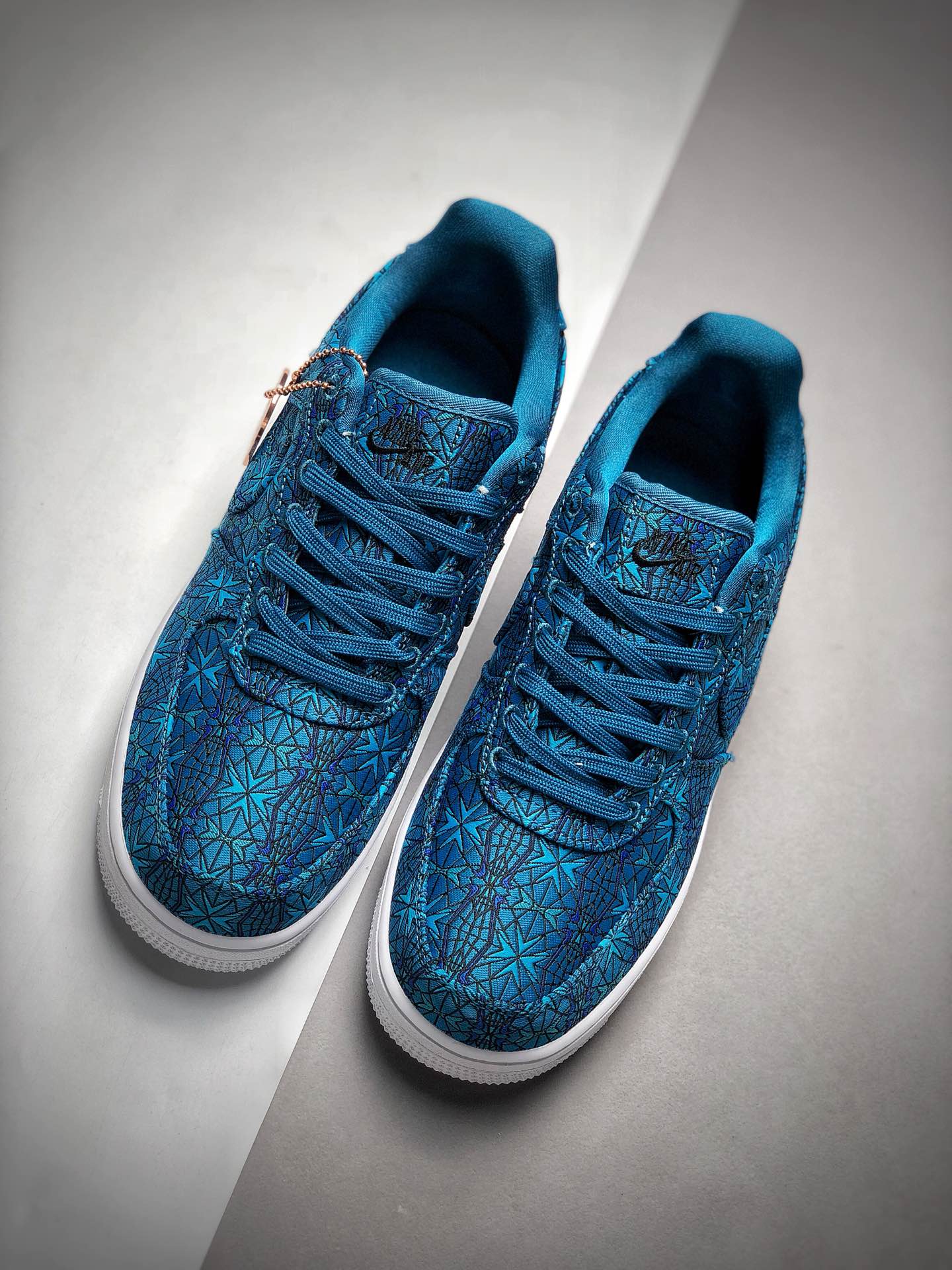 250PM版本 耐克 Nike Air Force 1 Low Premium 鞋面由宝绿色绸布面材质打造而成 AT4144-300