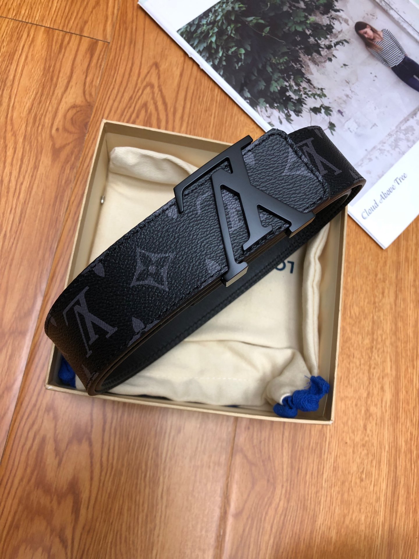 NO:138320,Original order, full set of gift boxes for delivery counter. LV Louis Vuitton (LOUIS VUITTON) genuine mold opening This belt double-sided belt uses imported cowhide belt body from Italy, precision electroplating iconic hardware buckle, counter with foot width of 4.0mm belt, belt, louis vuitton, louis vuitton, louis vuitton, louis vuitton, cowhide19860909原单 配送专柜全套礼盒包装. LV路易威登（LOUIS VUITTON）正版开模 此款腰带双面采用意大利原厂定制进口牛皮带身 精密电镀标志性五金搭扣 对版专柜足宽4.0mm 皮带,皮带,louis vuitton,louis vuitton,louis vuitton,cowhide,Belt