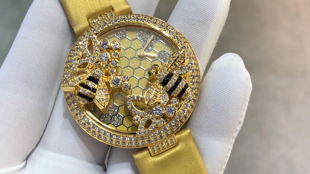 Bijou créatif Cartier-Cartier série BESTIAIRE HPI00480 émail mouvement quartz 40 mm montre femme cadran or serti de diamants émail rempli jaune translucide 2 abeilles en or ornées de diamants ronds taille brillant diamants jaunes et rayures en émail noir 4 yeux d’abeille émeraude Sculptés dans un métal noble et extraordinaire et sertie de pierres précieuses rares et accrocheuses, cette montre est un véritable exemple de haute joaillerie. De plus, concevoir une plante luxuriante ou un animal époustouflant dans la forme du cadran ajoute non seulement une touche de mystère à la créativité de la marque, mais contient également un sentiment d’élégance dans le travail.