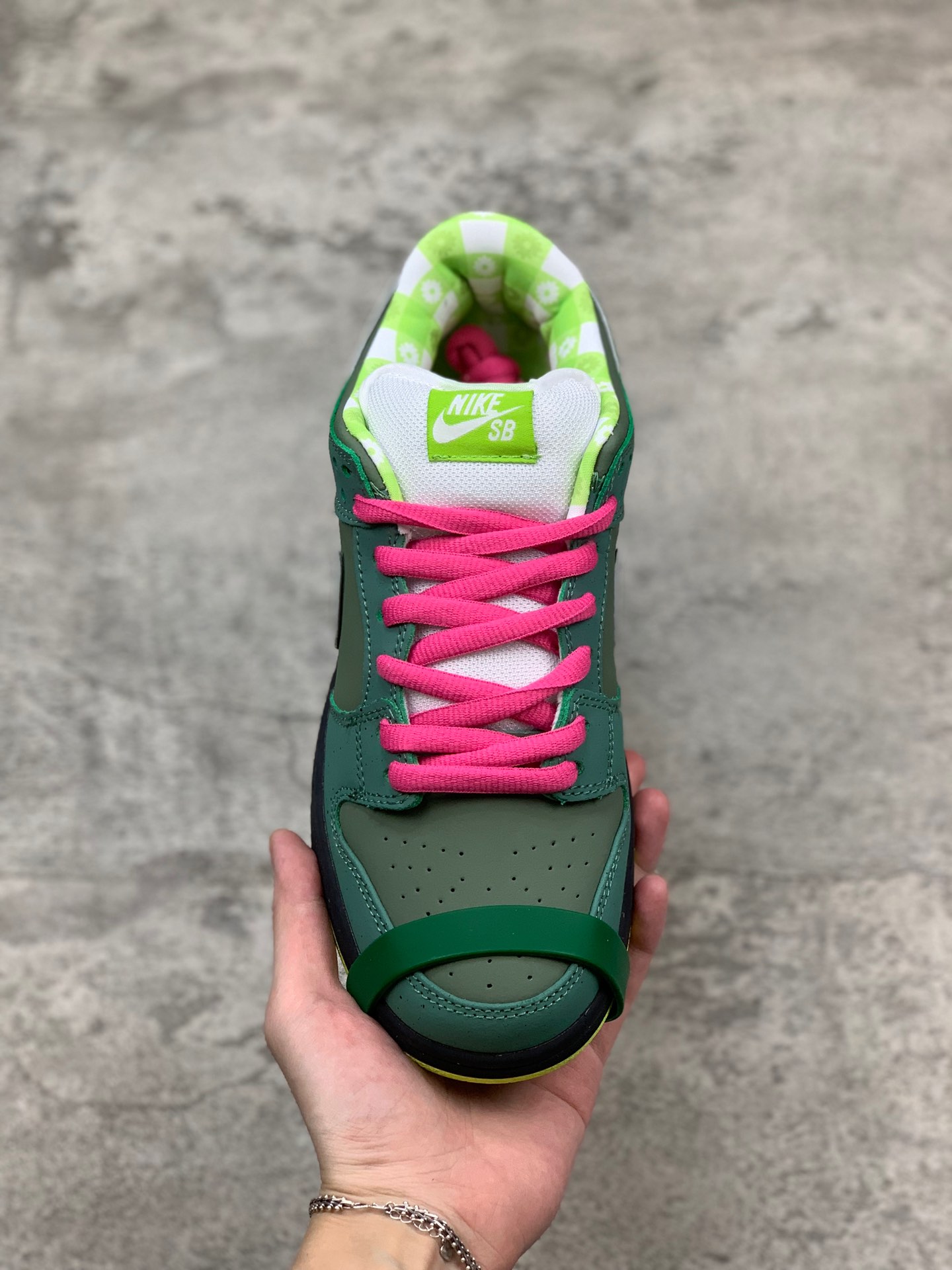 110纯原版本！原装鞋盒 Concepts x Nike Dunk SB 本次绿龙虾 Concepts x Nike SB Dunk “Purple Lobster” 承袭 OG 红龙虾的独特造型