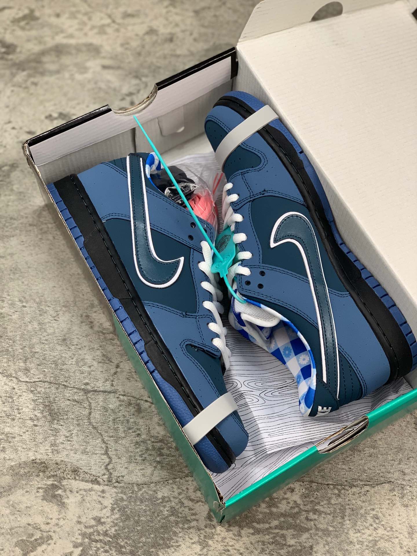 110纯原版本！原装鞋盒 Concepts x Nike Dunk SB 本次蓝龙虾 Concepts x Nike SB Dunk “Purple Lobster” 承袭 OG 红龙虾的独特造型
