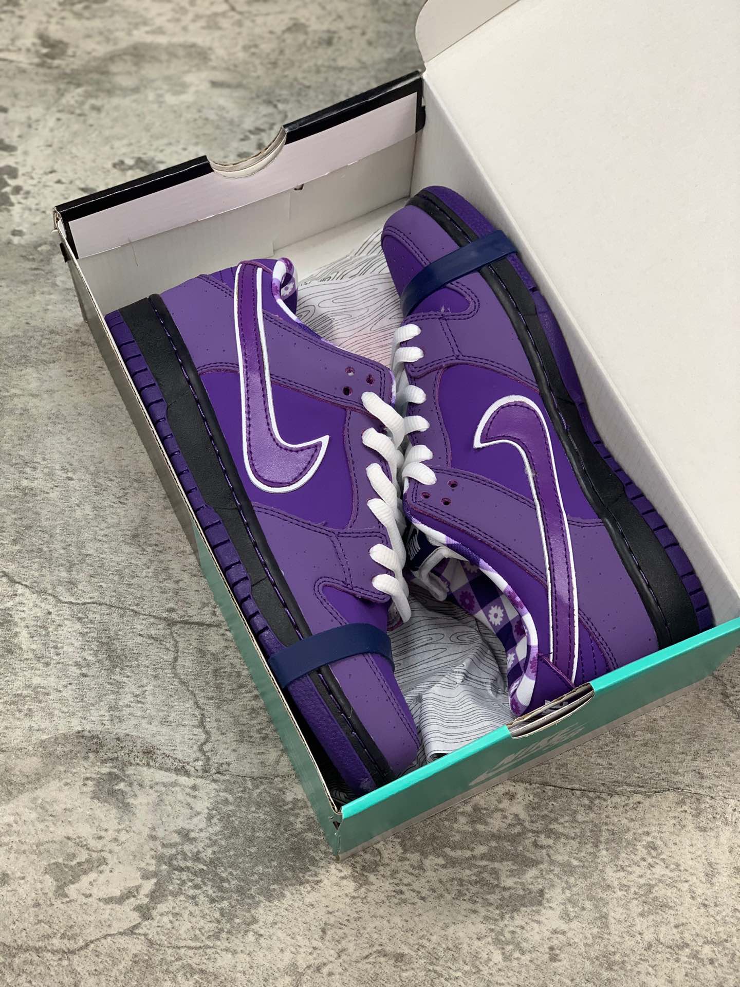 110纯原版本！原装鞋盒 Concepts x Nike Dunk SB 本次紫龙虾 Concepts x Nike SB Dunk “Purple Lobster” 承袭 OG 红龙虾的独特造型