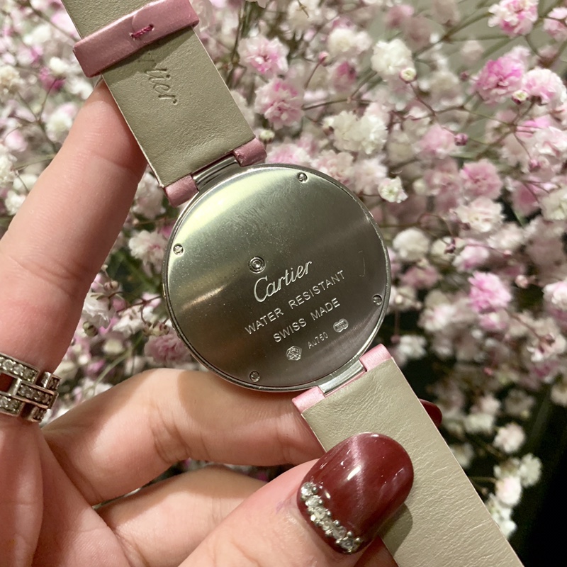 Cartier 卡地亚-创意珠宝腕表俩只勤劳小蜜蜂飞在花丛中并镶嵌在表壳上 俩只小蜜蜂更是栩栩如生 蜜蜂与花为伴、与花为善