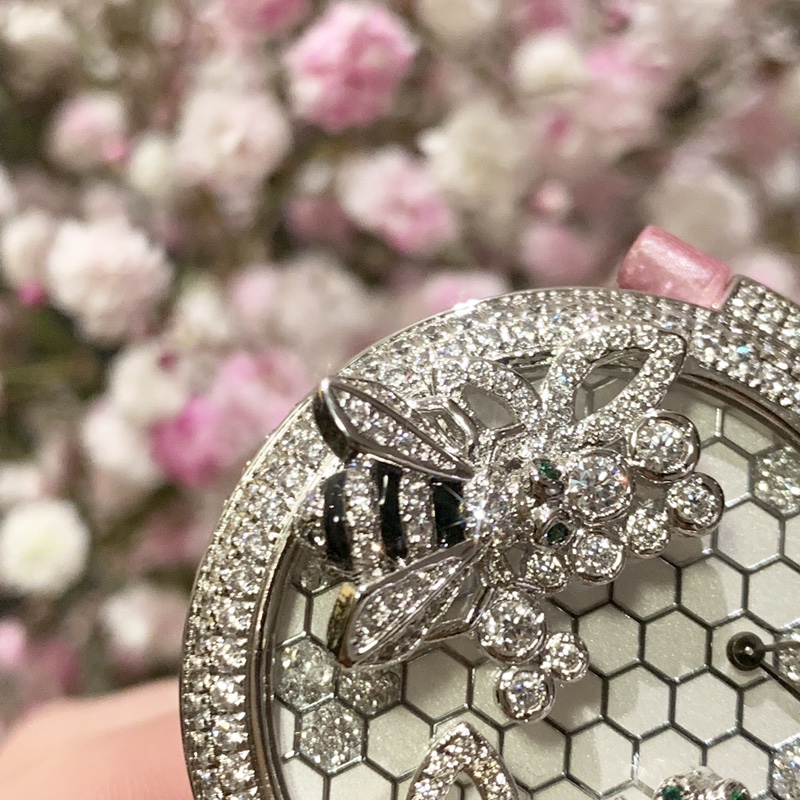 Cartier 卡地亚-创意珠宝腕表俩只勤劳小蜜蜂飞在花丛中并镶嵌在表壳上 俩只小蜜蜂更是栩栩如生 蜜蜂与花为伴、与花为善