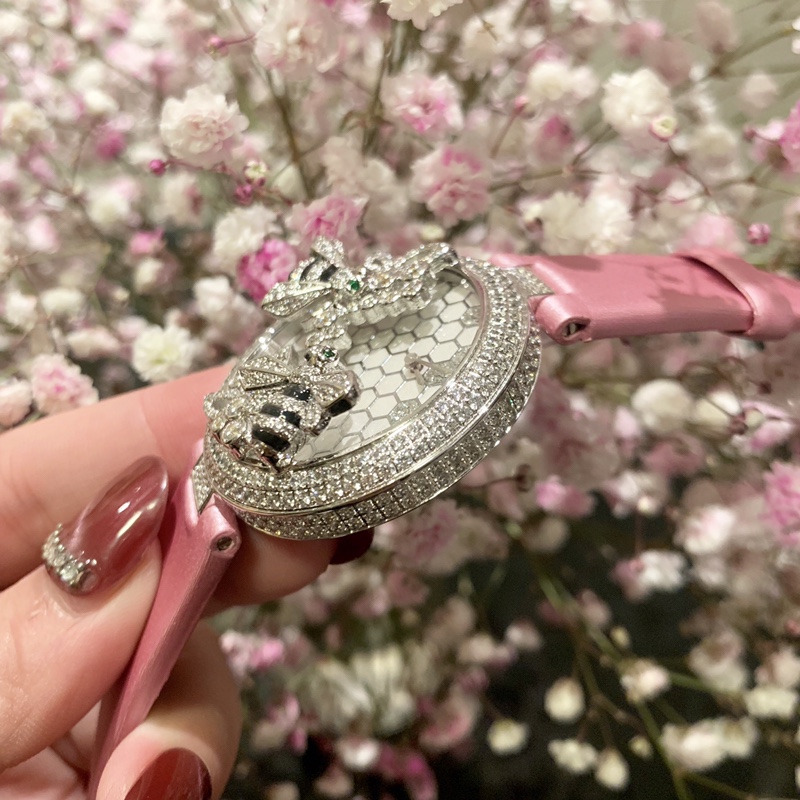 Cartier 卡地亚-创意珠宝腕表俩只勤劳小蜜蜂飞在花丛中并镶嵌在表壳上 俩只小蜜蜂更是栩栩如生 蜜蜂与花为伴、与花为善