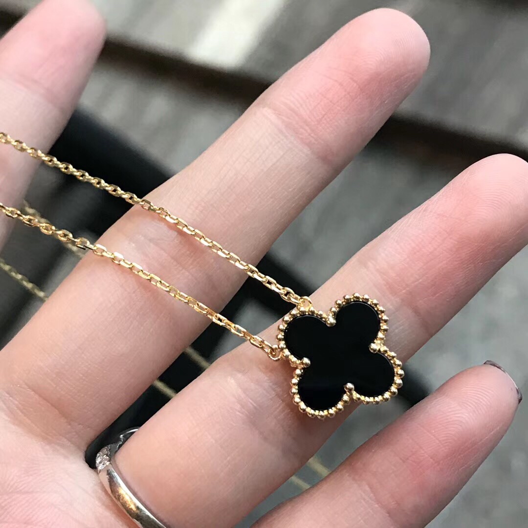NO:360868,The Oriental Unbeaten model is a beautiful picture. Four-leaf clover K gold medium necklace. Pendant diameter 1.5cm. Diameter of counter. Rhombus buckle. Carnecchini/Black agate/White Fritillar/Turquoise, Vac necklace, necklace19860909东方不败款先来一波美图 四叶草K金中号项链 坠子直径1.5cm 专柜菱形扣版 红玉髓/黑玛瑙/白贝母/绿松石,Vac项链,necklace,Jewelry