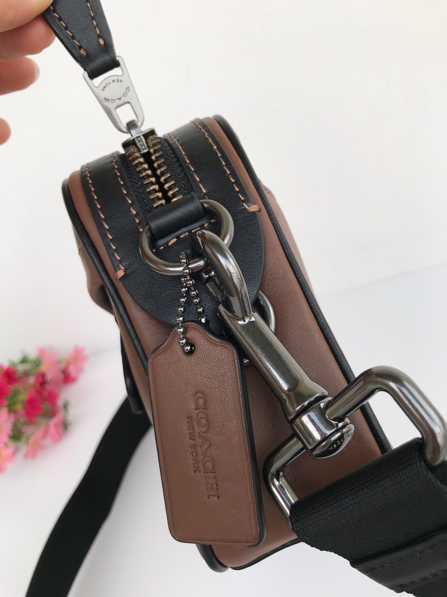 Coach F39946最新男士相机胸包 小方包 全头层牛皮材质 Graham Crossbody单肩斜挎男士相机包 代购品质、尺寸 26*25*6、 供应