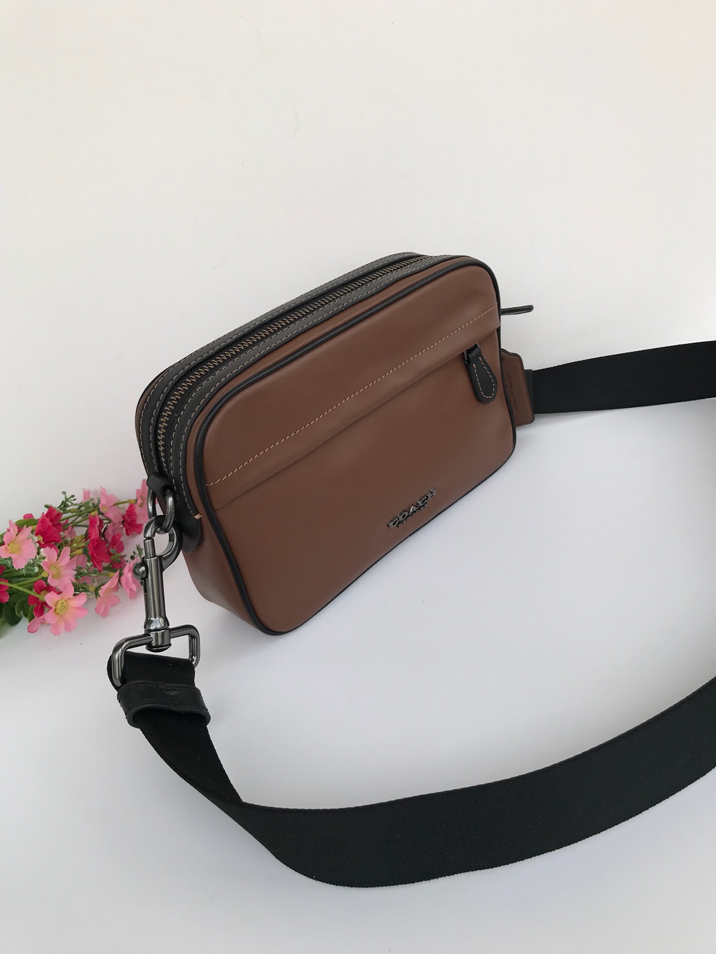 Coach F39946最新男士相机胸包 小方包 全头层牛皮材质 Graham Crossbody单肩斜挎男士相机包 代购品质、尺寸 26*25*6、 供应