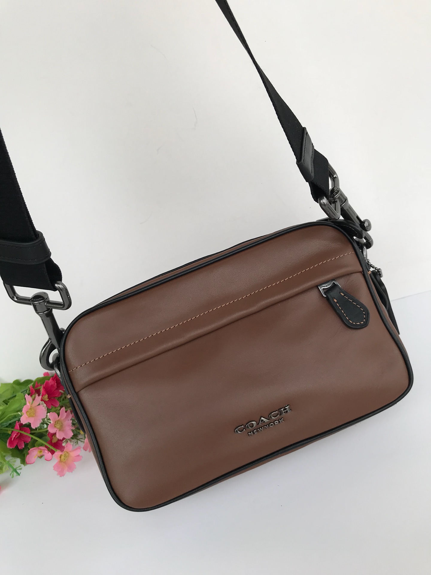 Coach F39946最新男士相机胸包 小方包 全头层牛皮材质 Graham Crossbody单肩斜挎男士相机包 代购品质、尺寸 26*25*6、 供应
