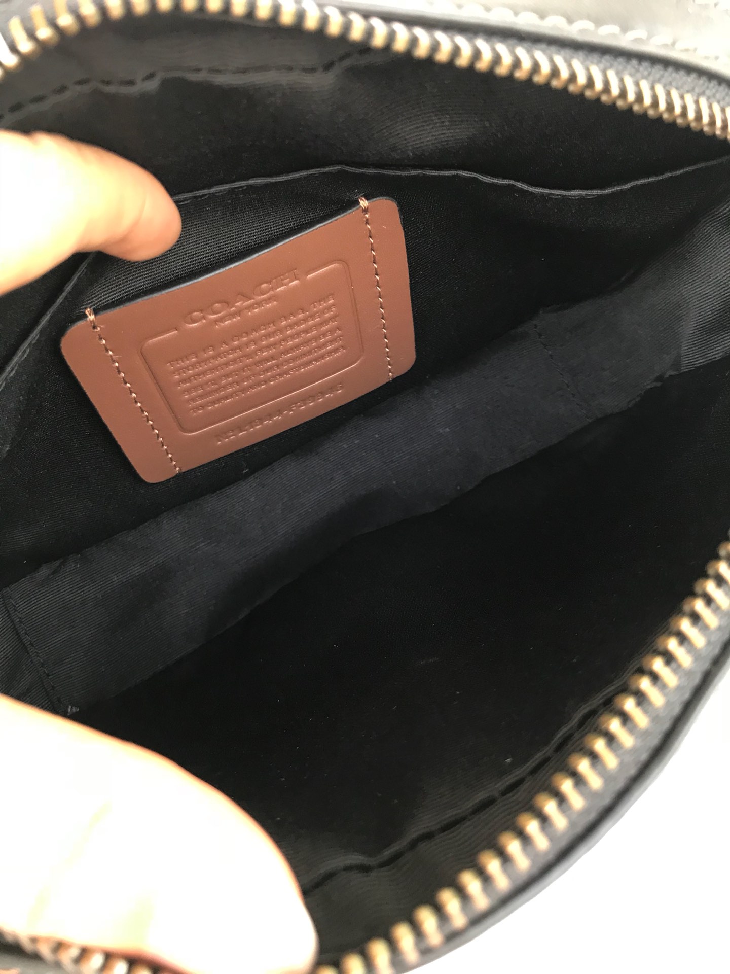 Coach F39946最新男士相机胸包 小方包 全头层牛皮材质 Graham Crossbody单肩斜挎男士相机包 代购品质、尺寸 26*25*6、 供应