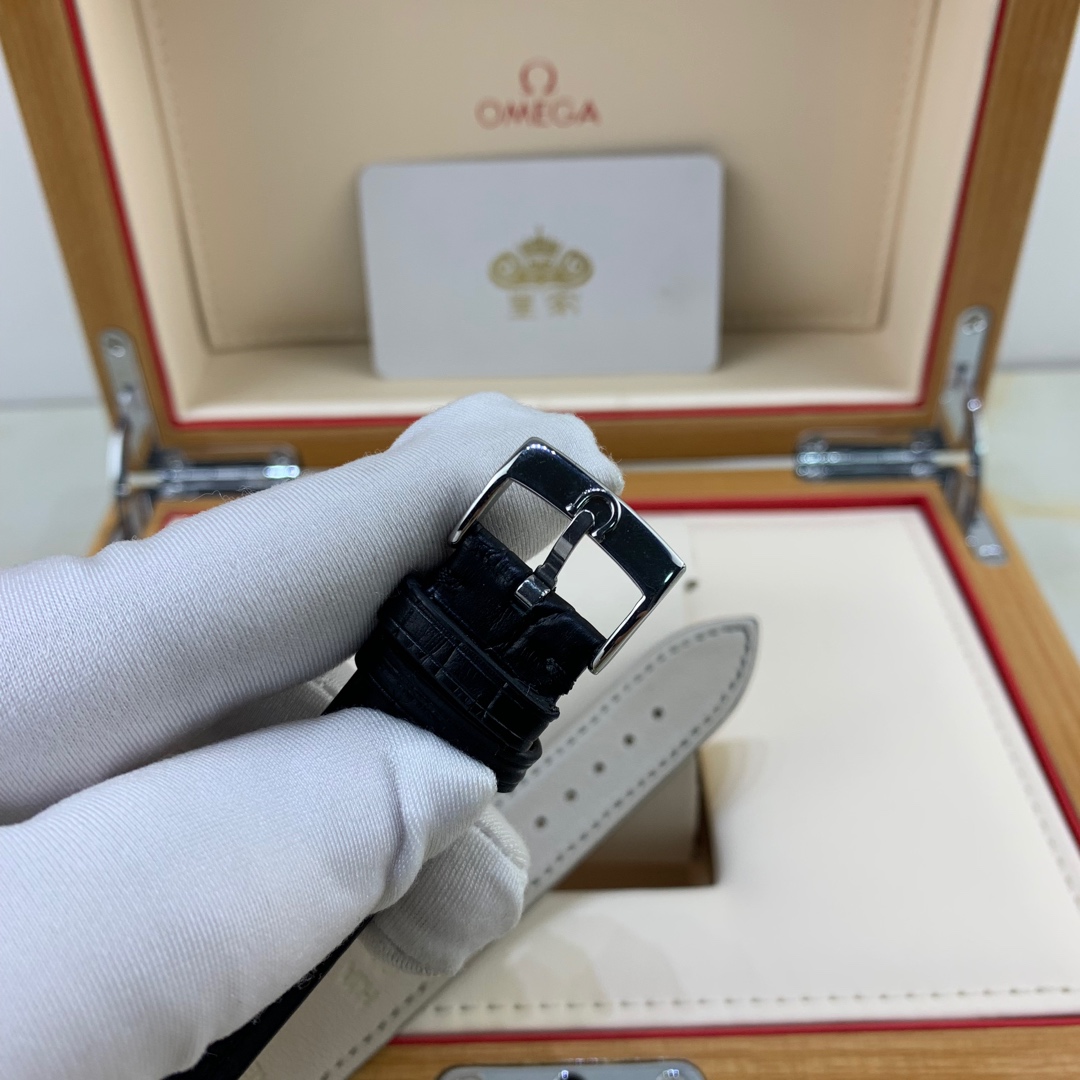 Omega 皇家 欧米茄蝶飞系列男款腕表