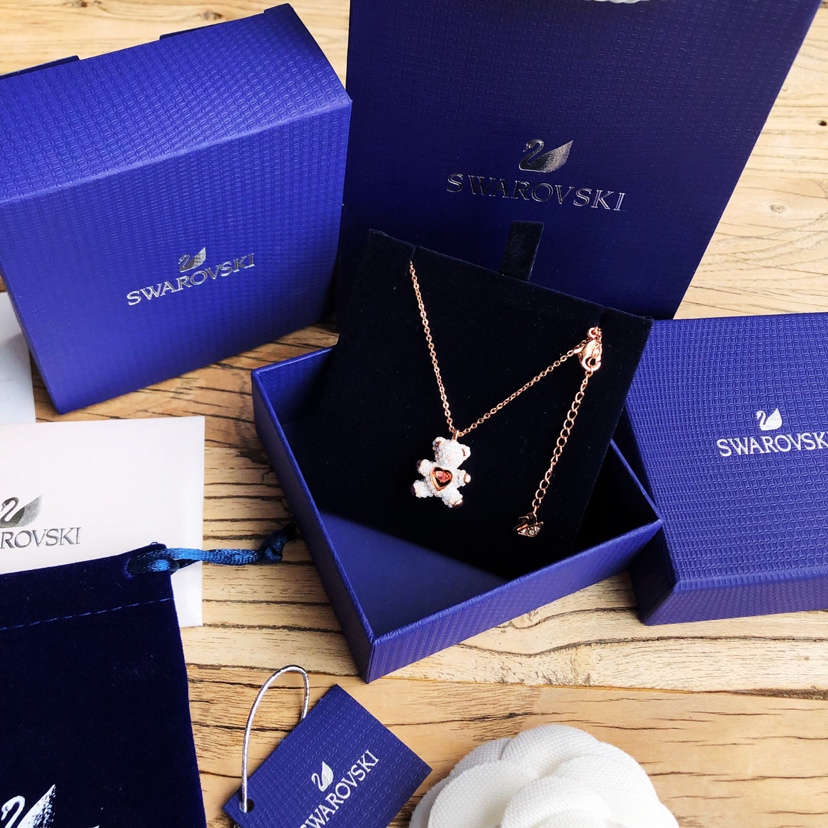 NO:723087,Swarovski's Valentine's Day limited edition has been shipped beautifully. The 19 new white teddy bear pink beating heart necklace is exquisitely inlaid with crystals. The whole bear is full of aura. Original material from the counter. Swarovski necklace. Necklace19860909施华洛情人节限定款美美出货啦19年新款白色泰迪小熊粉色跳动的心项链,水晶精工镶嵌,整体小熊饱满灵气,专柜原版材质,施华洛项链,necklace,Jewelry