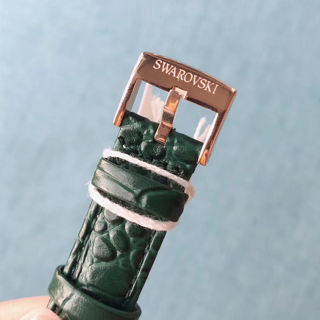 Unknown 听说大家都在找它 同步 施华洛世奇2019年新款绿色水晶三眼石英手表女