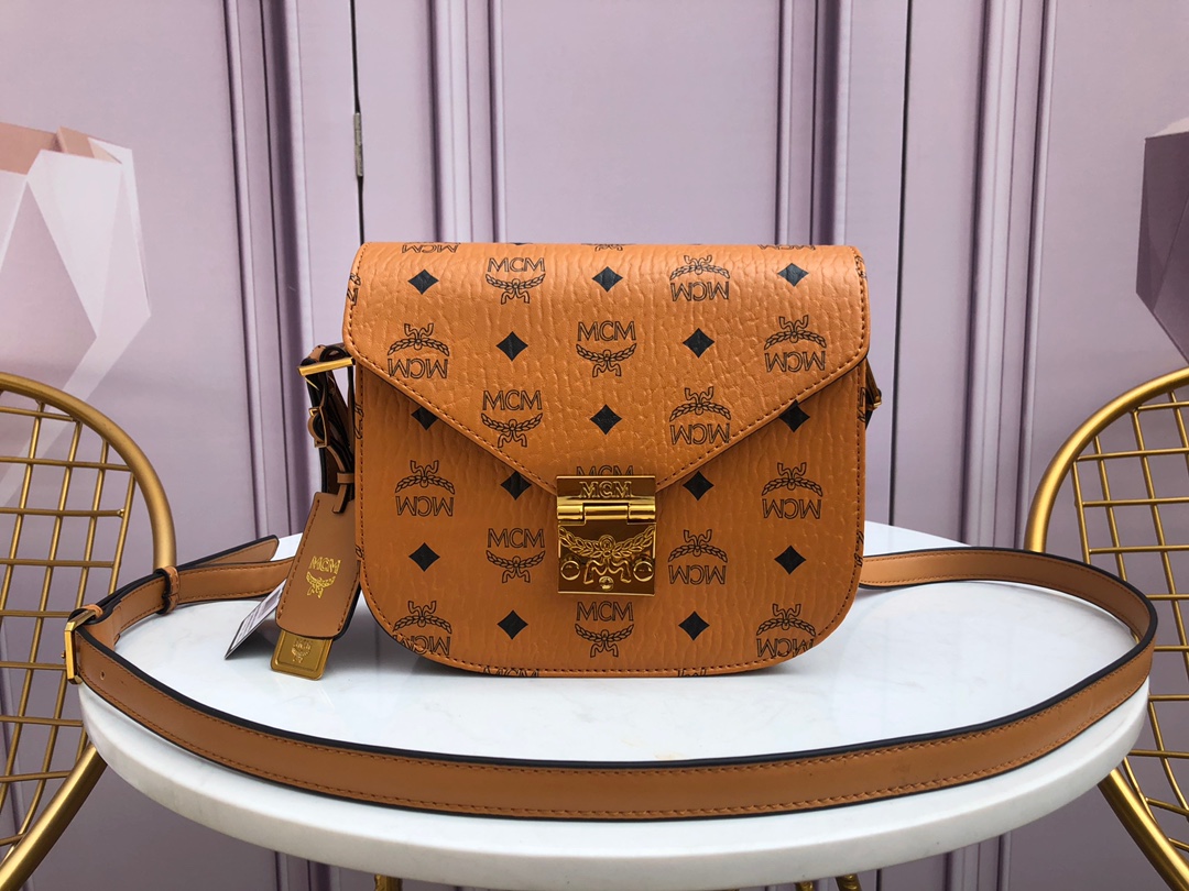 Top-notch Mailman Bag 💐 Classic masterpiece. Based on the classic Patty style, combined with Bauhaus-inspired design and craftsmanship, showcasing MC's excellent heritage in producing luxurious leather goods. Made with classic Visetos material, the simple lines complement the fashionable gold hardware, adorned with a shiny laurel leaf lock, making it an ideal choice to enhance your style with exquisite charm. Dimensions: 18 x 21 x 8 cm. Top quality batch 380, original single 320. image 1