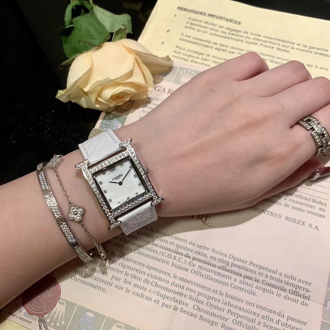 Hermès 爱马仕-HERMES H系列 2019年香港DFS环球免税店 亮丽的颜色表带环绕独特的“H”型表壳