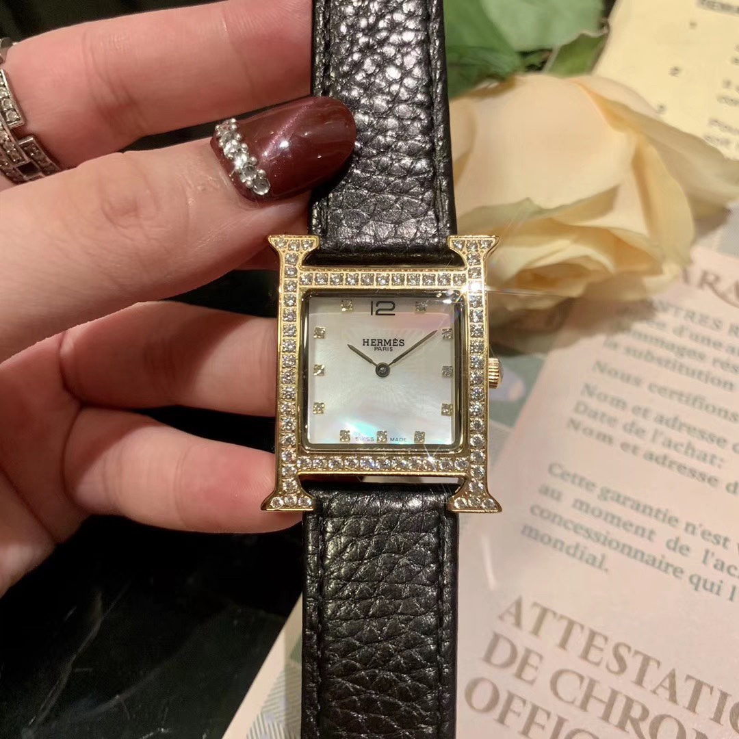 Hermès 爱马仕-HERMES H系列 2019年香港DFS环球免税店 亮丽的颜色表带环绕独特的“H”型表壳