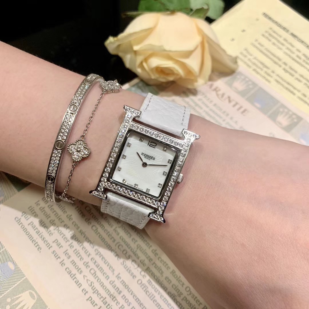Hermès 爱马仕-HERMES H系列 2019年香港DFS环球免税店 亮丽的颜色表带环绕独特的“H”型表壳