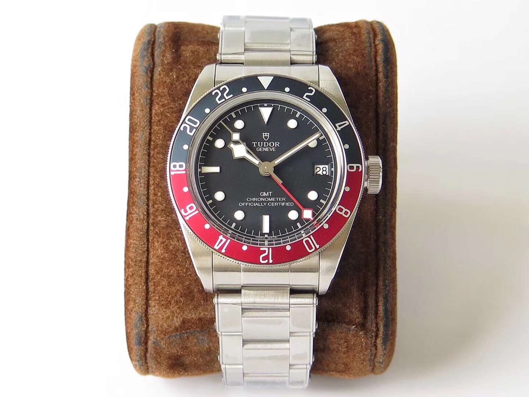 NO:153046,ZF's best boutique of the year [Biwan Xiaodun Retro and Chic]  ZF launched the Tudor Biwan series M79030N-0001 watch, red triangle, gold hour marker, small size, cleverly combines the brand's traditional aesthetics and contemporary watchmaking craftsmanship, with the ultimate retro charm. [Case] ​​The watch size is 39mmX11.9mm, ZF accurately restores the thinner and more delicate shell, and like the genuine product, the lug spacing is also reduced to 20mm, the proportion is just right, and it is more suitable for the slender wrist. The exquisite and extraordinary case has a diagonal edge through ZF  The watchmaker polishes and polishes, does not scrape hands, and achieves the perfect taste of the original tough and retro. [Watch Strap] The original 