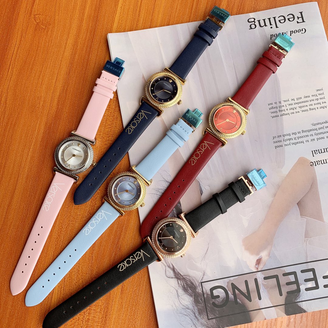 NO:157883,Batch: Packaging: 50 channels of goods fidelity!  The latest Versace Versace counter is launched simultaneously!  Watch hand 35mm, V-shaped pattern case with outer ring ornament, classic 12-point Medusa avatar, V-shaped logo pattern dial, infinite charm. Sapphire mirror, retro style strap, original Swiss quartz movement, 50 meters waterproof., versace, versace19860909批: 包装:50渠道货保真！最新款范思哲Versace专柜同步上市！表经35mm,外圈口饰V字图案表壳,经典12点位美杜莎头像,V字标志图案表盘,魅力无限.蓝宝石镜面,复古风格表带,原装瑞士石英机芯,50米防水.,,versace,versace,Watch