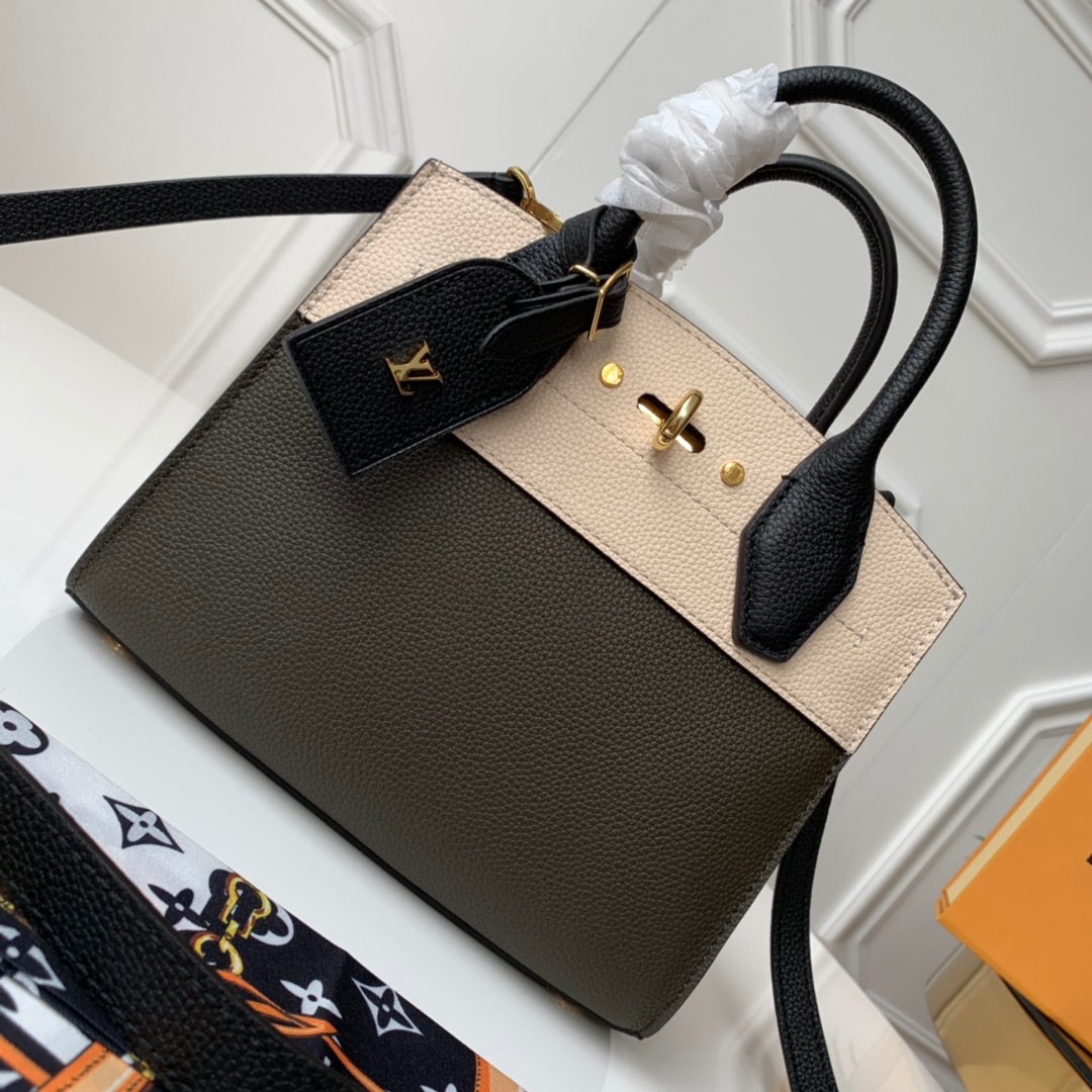 NO:395802,【Exclusive real shot M53804】2019 Spring and Summer City Steamer Mini Handbag's tone gives new khaki green and crimson embellishment of black grain calfskin, outlining dazzling lines. Padlocks, etc. are all brand details that cannot be missed. Hand, shoulder or crossbody, three ways of carrying can be changed at will. Size: 22.5 x 19.0 x 11.0 cm 2019.,LV [original leather],louis vuitton,cowhide19860909【独家实拍M53804】2019 年春夏 City Steamer 迷你手袋的色调赋予新意卡其绿与绯红色点缀黑色粒面小牛皮,勾勒夺目线条.挂锁等均是不容错过的品牌细节.手提、肩背或斜挎,三种背携方式随心转换.尺寸: 22.5 x 19.0 x 11.0 cm 2019.,LV【原厂皮】,louis vuitton,cowhide,Bag